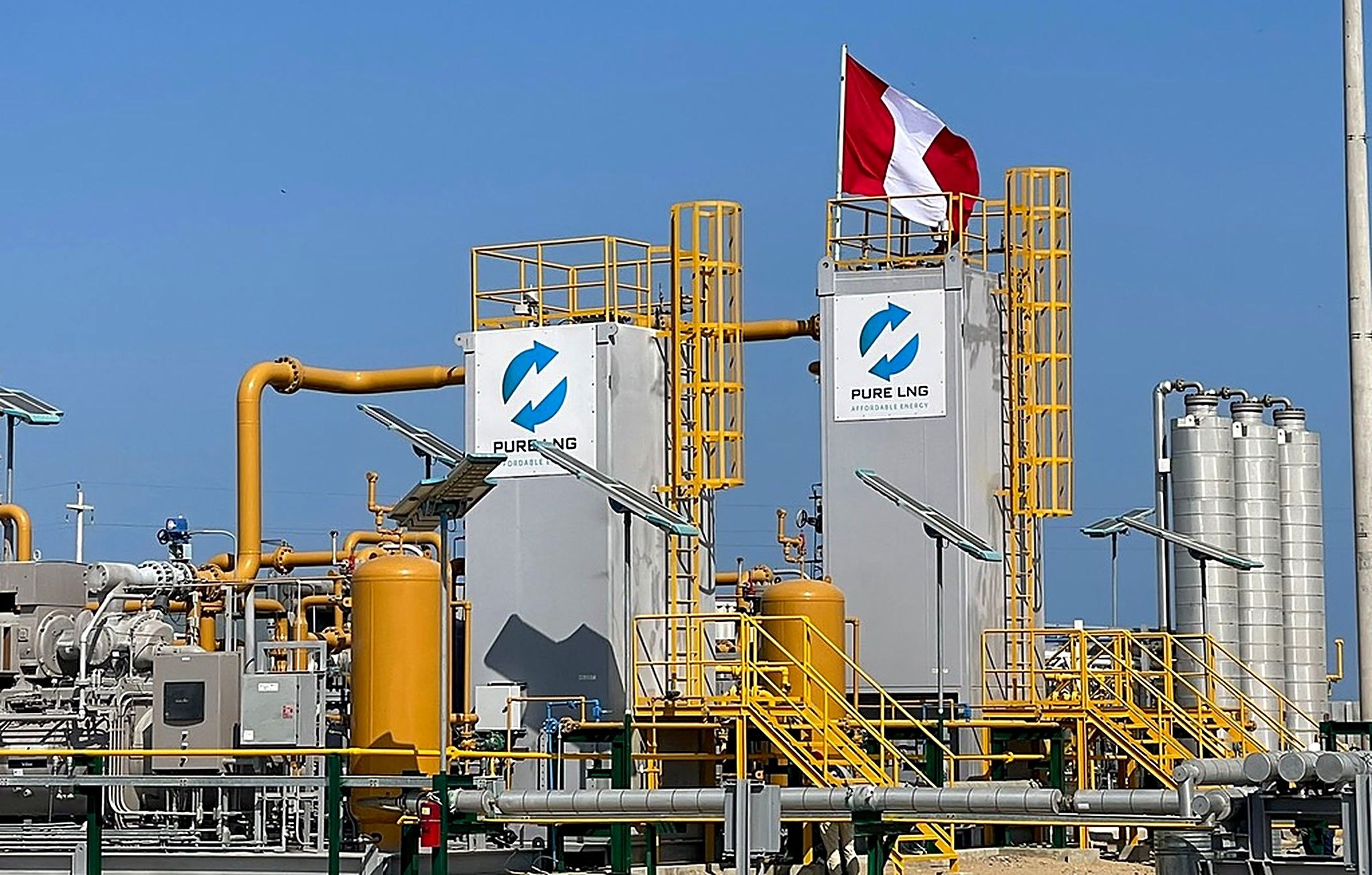 La planta de licuefacción de Pure LNG en Colán, con la bandera del Perú sobre las cajas frías