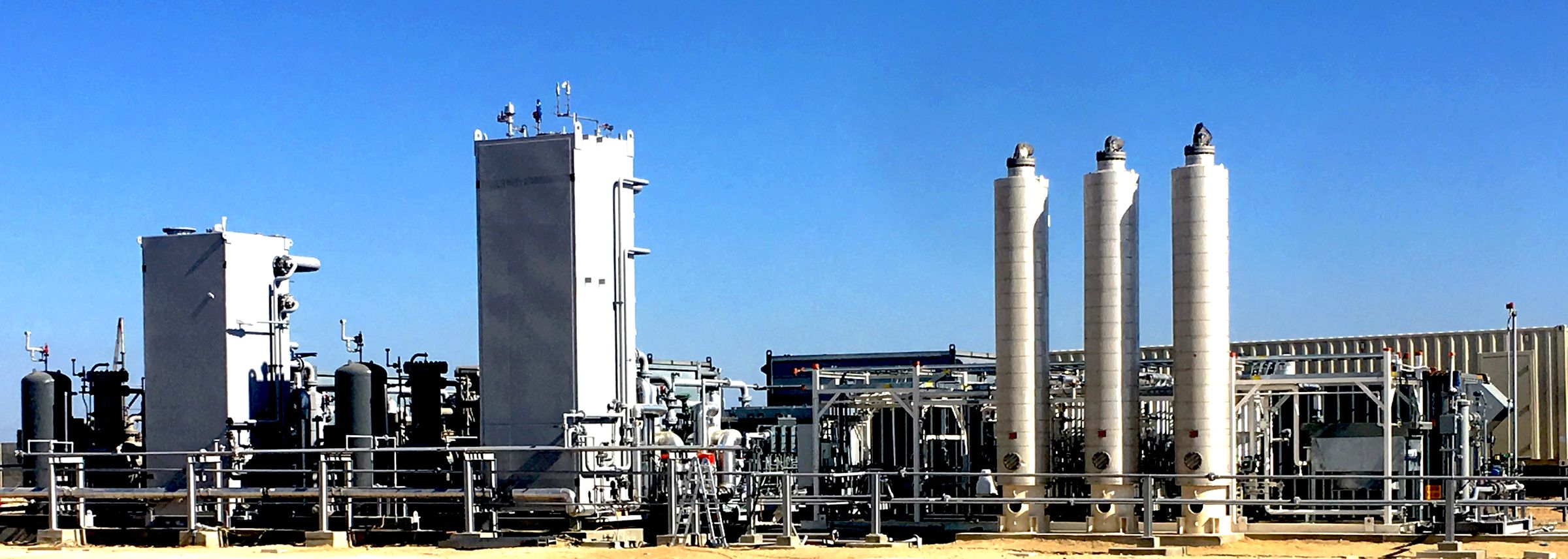 Cajas frías y columnas de proceso en la planta de Colán.