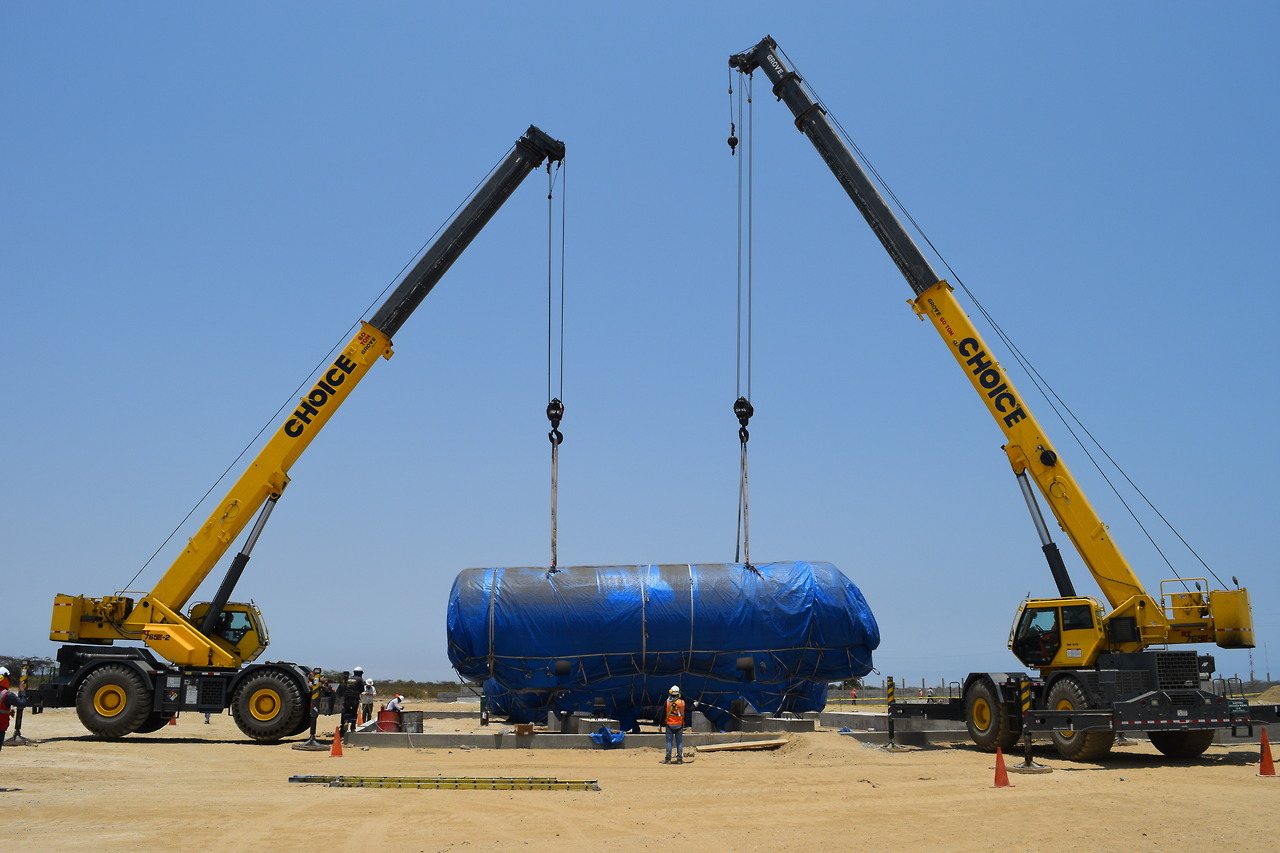 Dos grúas colocan un tanque de almacenamiento de GNL en Colán, 2017