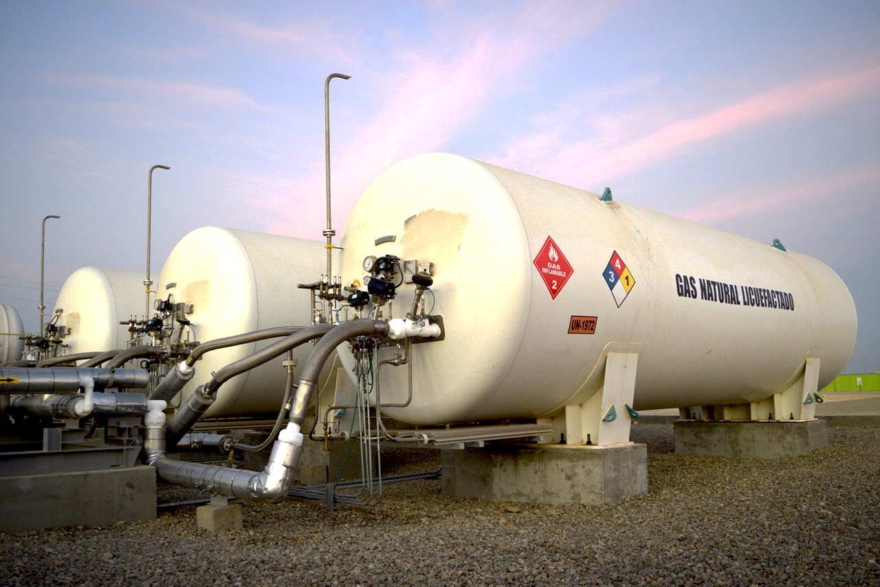 Tanques de almacenamiento de GNL en la planta de Colán, noviembre de 2018