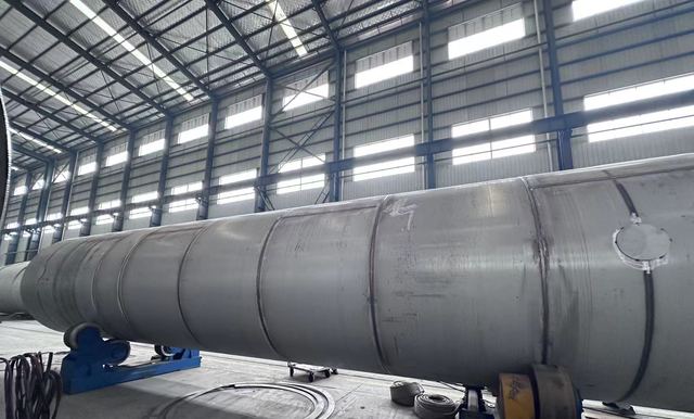 Inner vessel on turning rolls