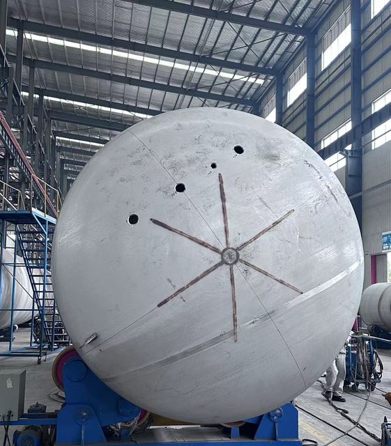 Dished head welded from segments