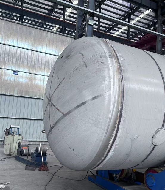 Head welded to the inner vessel