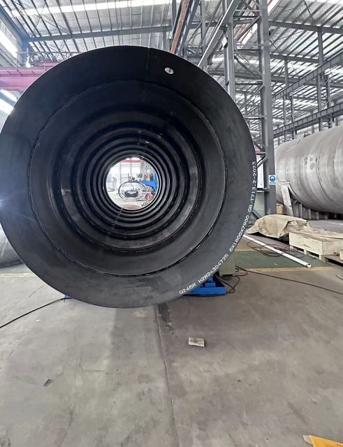 Carbon-steel outer shell with stiffening rings