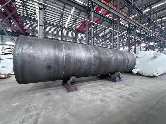Outer shell with nozzle openings
