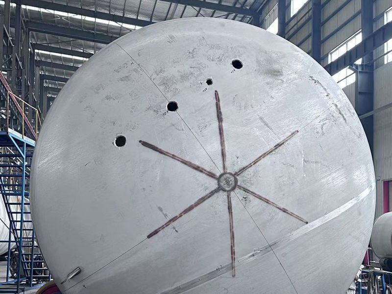 Dished head with radial weld seams